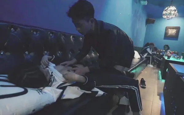 sex đồng tính nam Buổi họp lớp khó quên với cô bạn thân ở phòng karaoke ~dong xiaowan